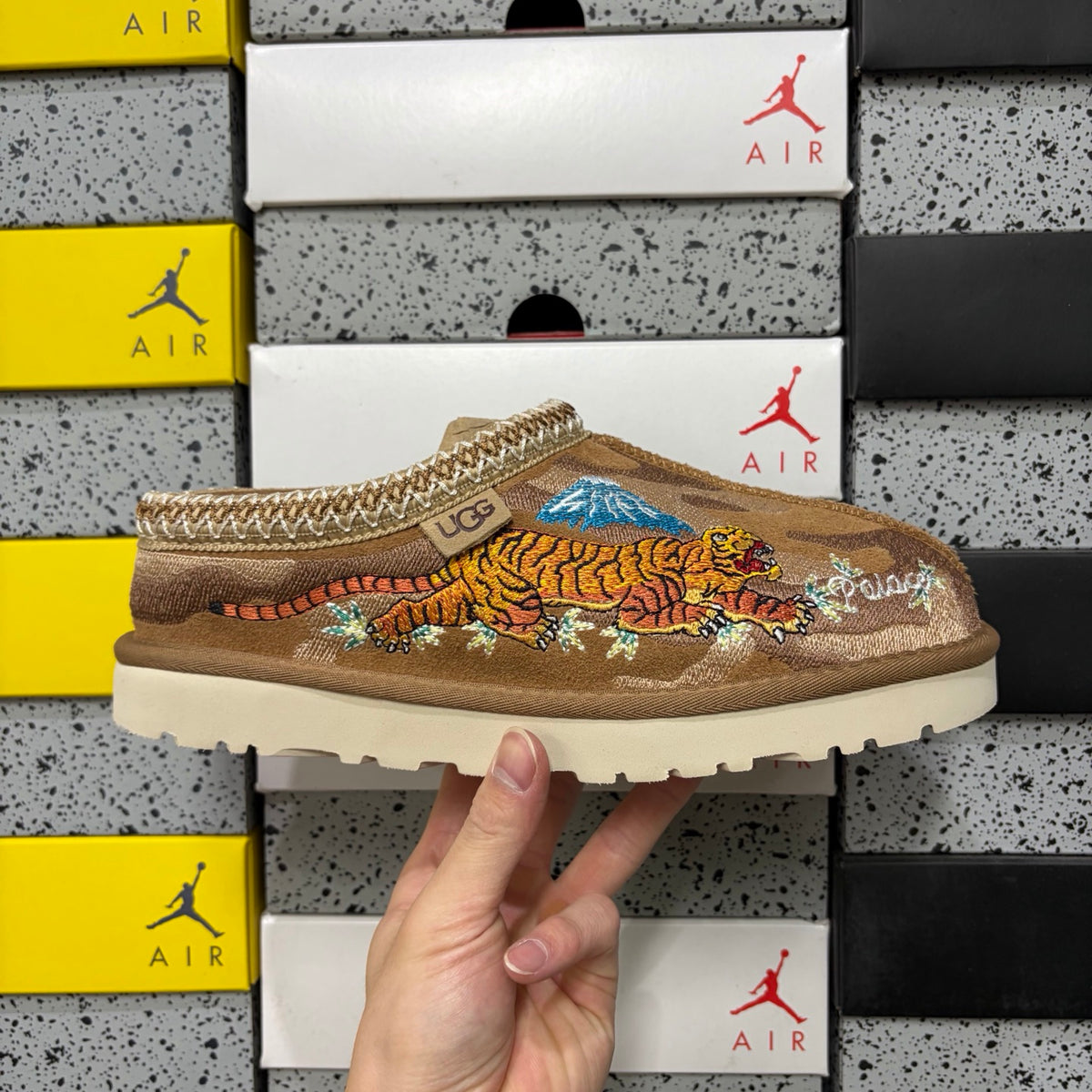 UGG Dragon & Tiger Embroidered Boot – Chestnut (Style 2553) | Sizes 36–45