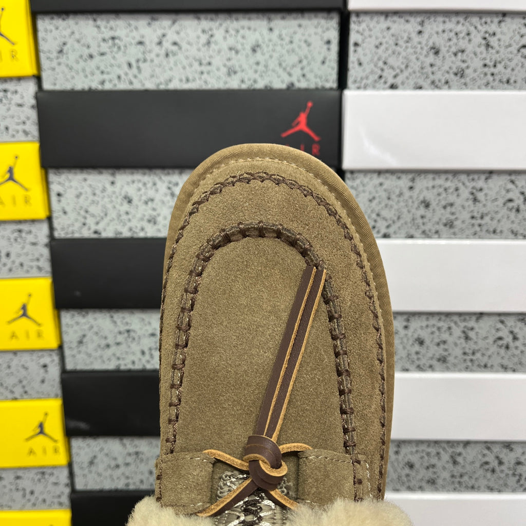 UGG Alpine Slipper – Walnut (Style W1158260) | Sizes 35–40