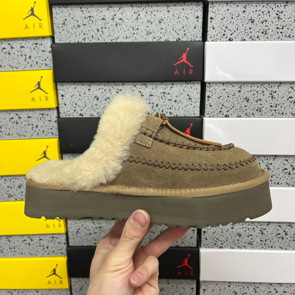 UGG Alpine Slipper – Walnut (Style W1158260) | Sizes 35–40